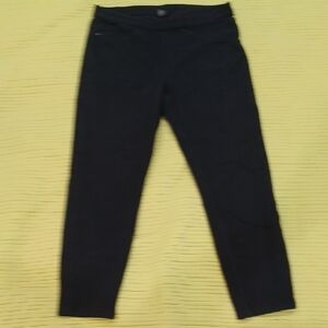 HUE Black Cropped Pants